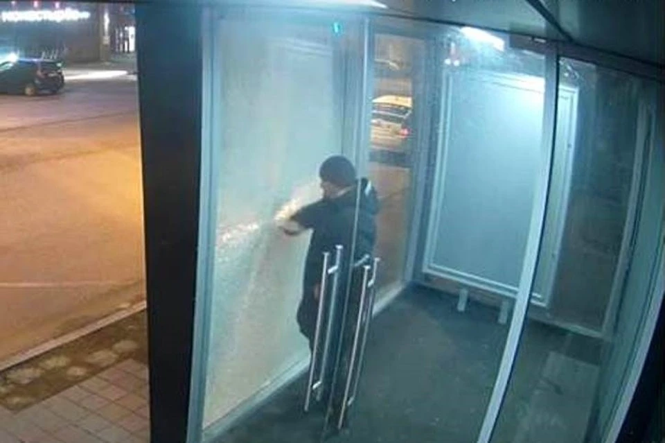 Житель Владивостока повредил ножом остановку во Владивостоке. Фото: принтскрин видео, администрация Владивостока
