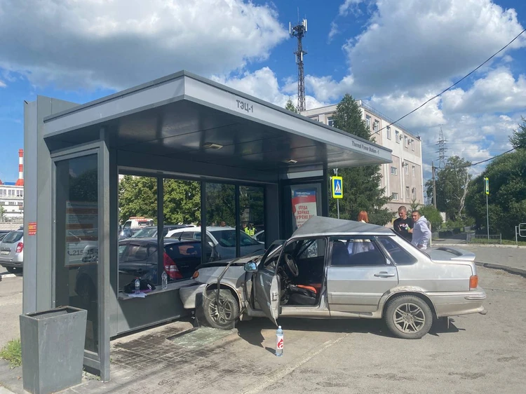 Мужчину и девушку увезли на скорой: в Челябинске машина врезалась в остановку после ДТП