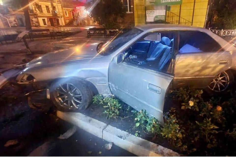Пьяный иркутянин на Toyota Mark II врезался в сквер. Фото: пресс-служба Госавтоинспекции Иркутска