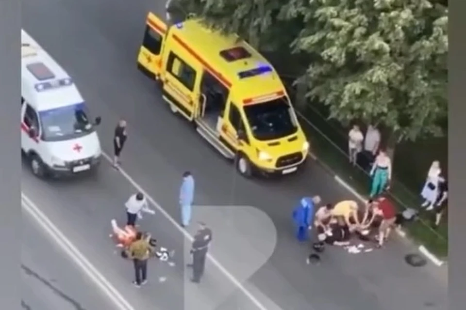 Появилось видео с места страшного ДТП на Дзержинского с участием мопеда.