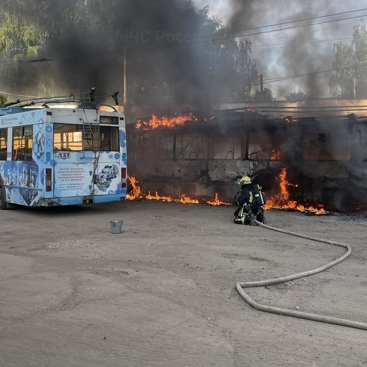 В Калуге утром во дворе ДЕПО загорелся троллейбус - KP.RU