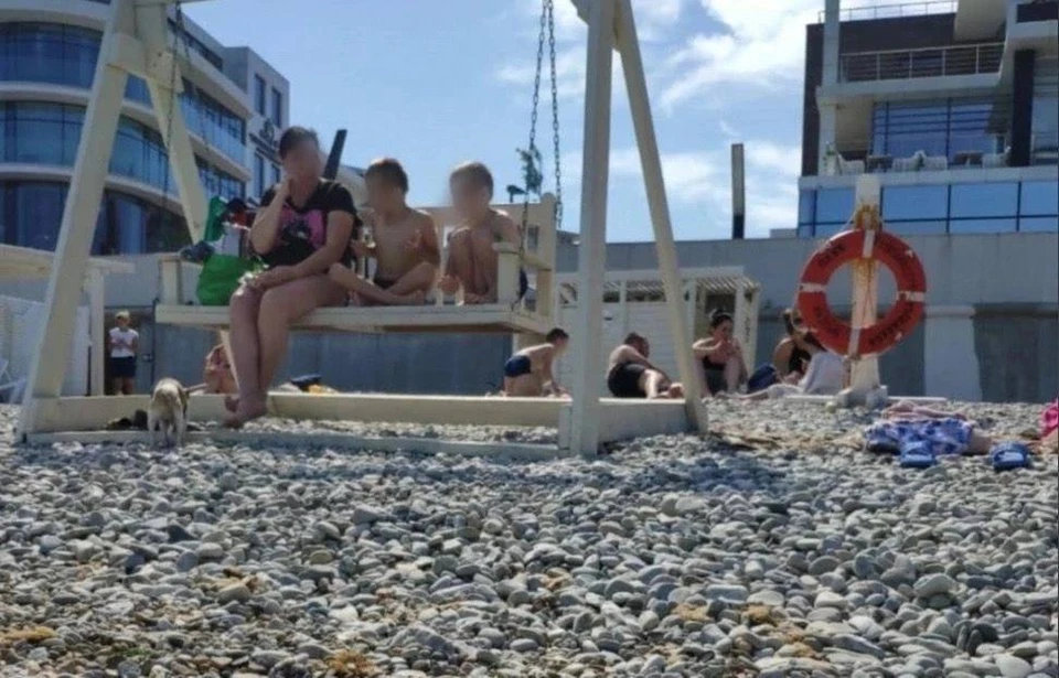 Женщина с малышами удобно расположилась на качелях. Фото: t.me/nvrsk_podsl