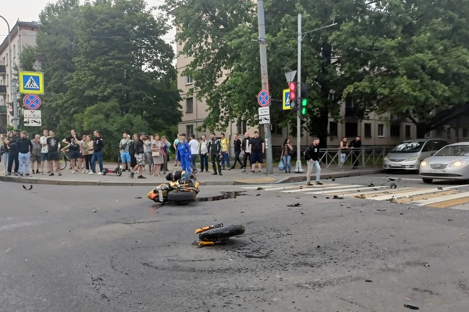 Тройная авария произошла на Малой Охте в Петербурге