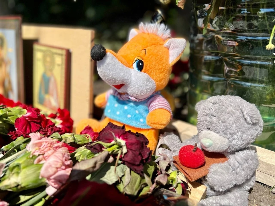 К дому на улице Маяковского неравнодушные люди несут цветы, лампадки и игрушки. фото: телеграм-канал Вячеслава Гладкова.