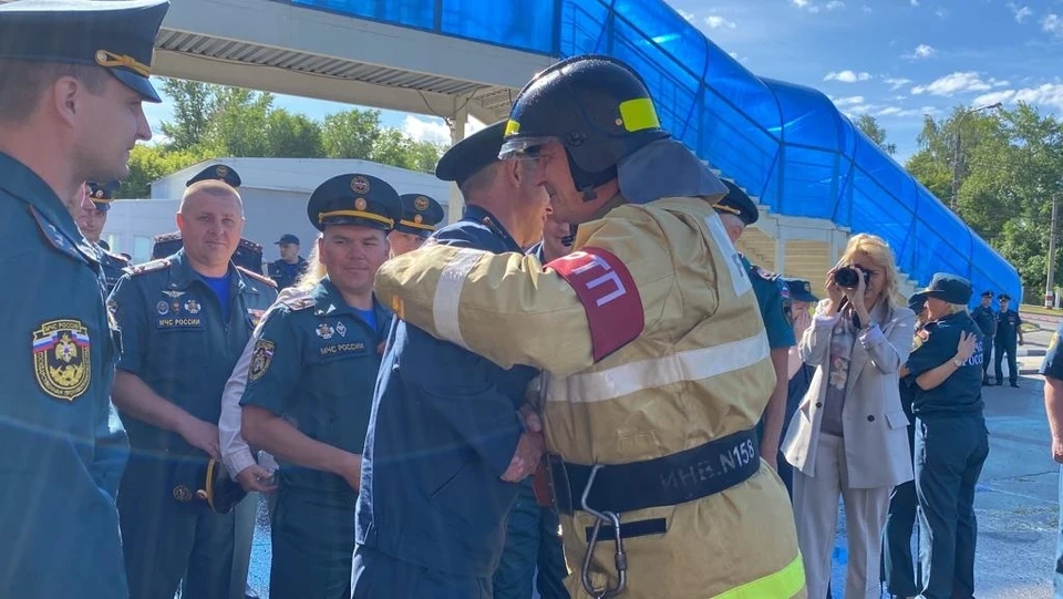 Главного ульяновского пожарного окатили из брандспойтов при проводах на пенсию