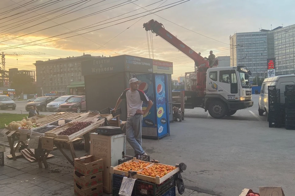 В Новосибирске снесли киоски на площади Калинина, а торговцев овощами оставили в покое. Фото: Евгений Попов.