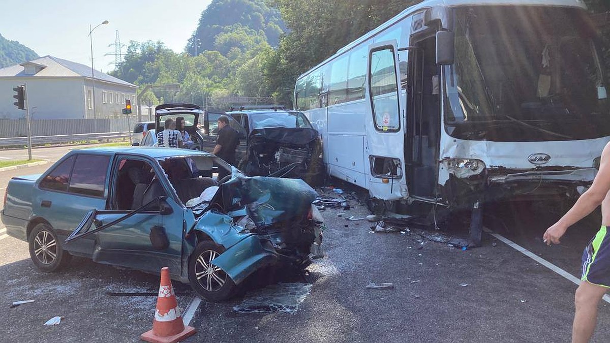 В Сочи на дороге в Красную Поляну столкнулись автобус и три легковых  автомобиля - KP.RU