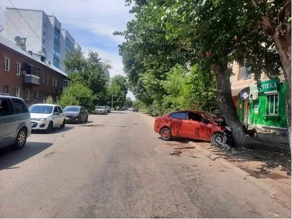 Красная иномарка влетела в дерево