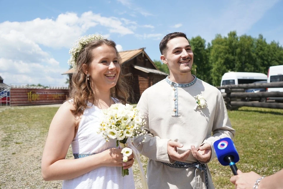 На свадьбу американец Шейн Вахоски примерил русскую рубаху косоворотку. Фото: Матрена БИЗИКОВА