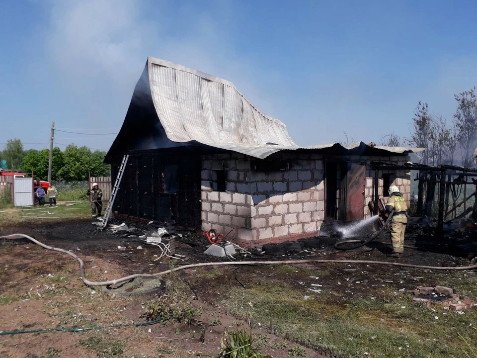 Пожар уничтожил дом и хозяйственные постройки. Фото: пресс-служба ГУ МЧС по УР