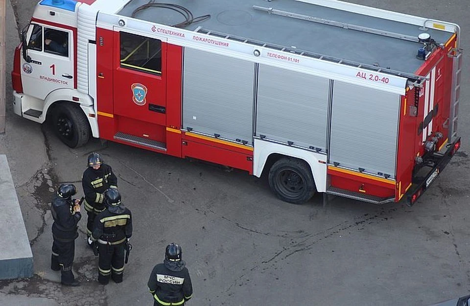 Во Владивостоке загорелась квартира в многоэтажном доме.