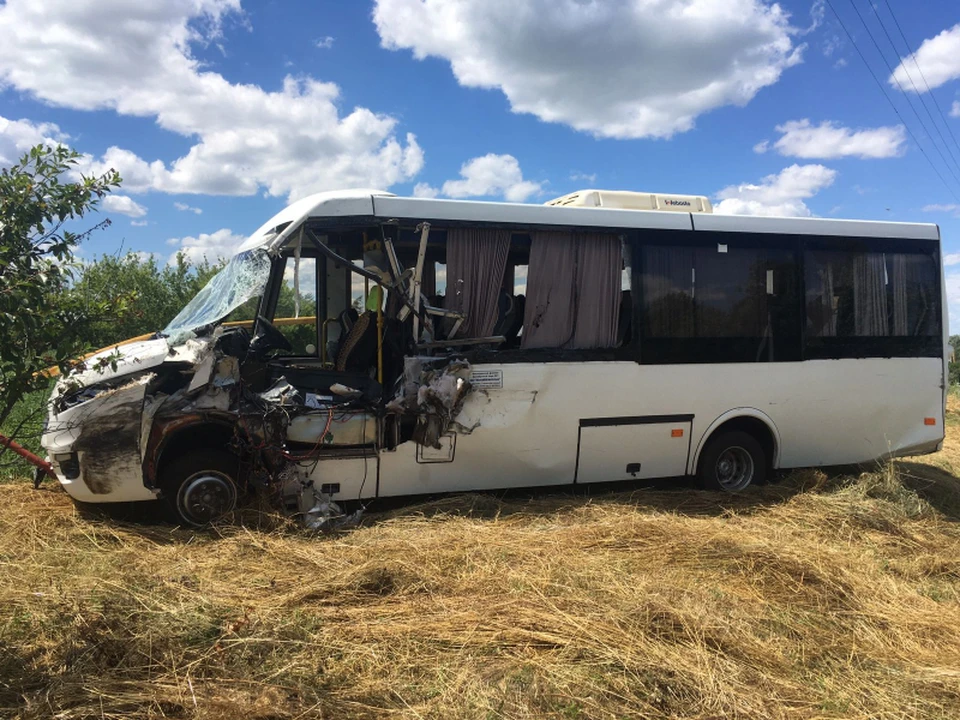 Автобус «Неман» столкнулся с грузовым автомобилем «ДАФ» утром 13 июля. Фото: пресс-служба УМВД России по Орловской области