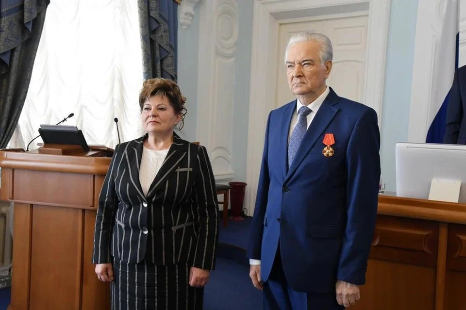 Награждение председателя областного парламента Владимира Варнавского. Фото: Правительство Омской области