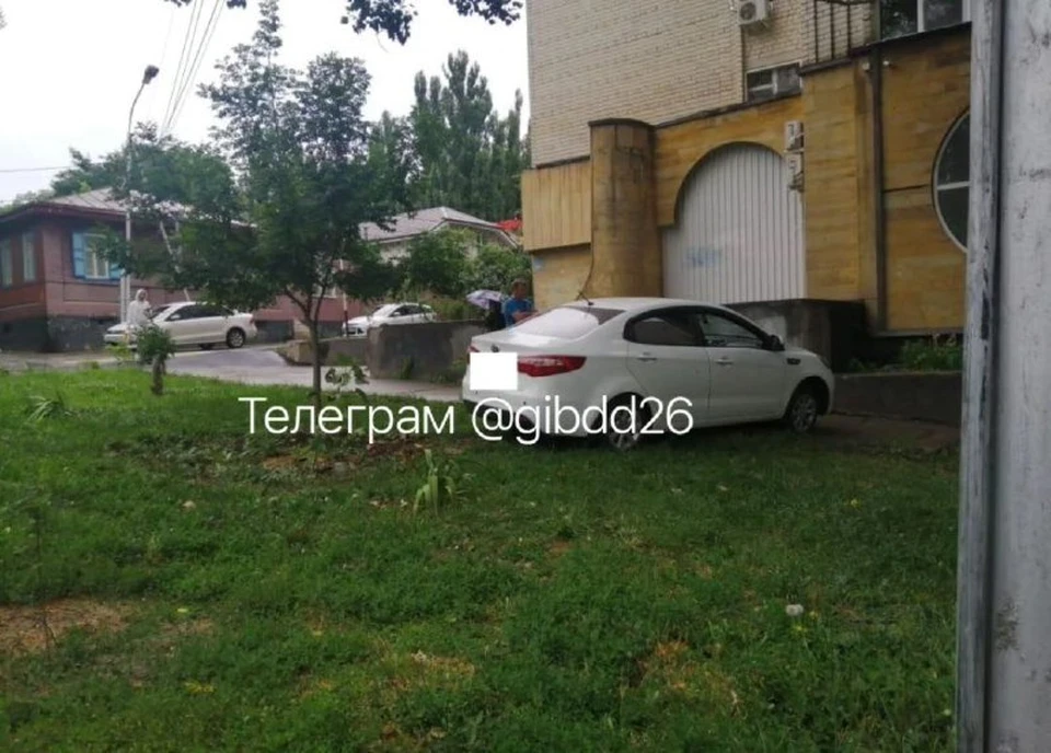В результате столкновения автомобилей помощь потребовалась 3 ставропольцам. Фото: Госавтоинспекция Ставрополья