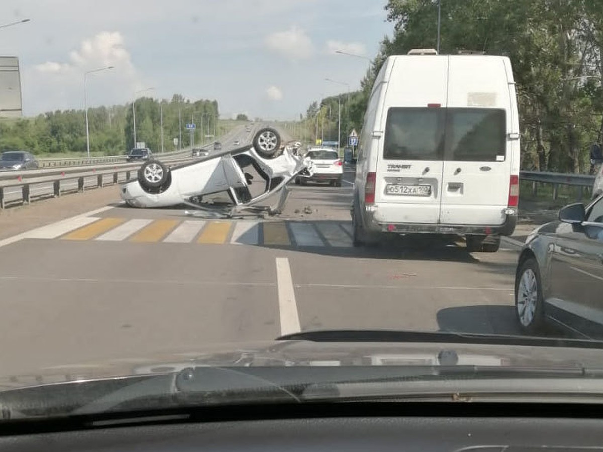 На трассе под Уфой перевернулась машина – на месте возникла огромная пробка  - KP.RU