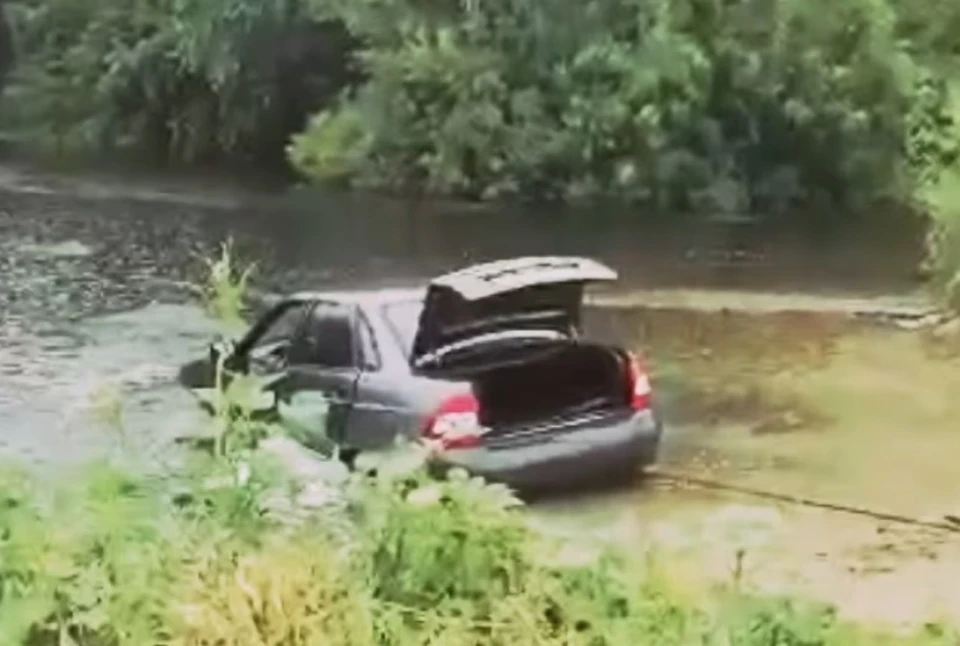 Машина полностью ушла под воды, вытаскивали ее уже позже. Фото: кадр с видео группы вк "Подслушано Камышин"
