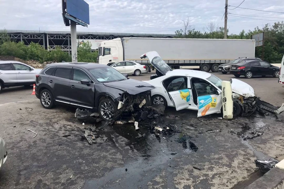 Таксист врезался в автомобиль Mazda в Иркутске. Фото: пресс-служба Госавтоинспекции Иркутска.