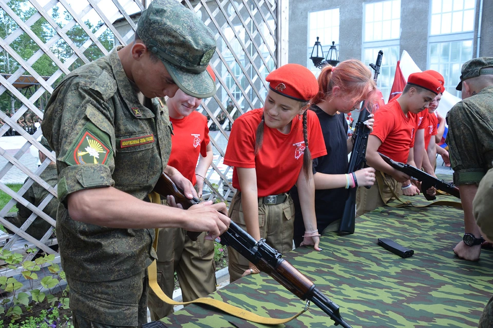 Яркий концерт для военнослужащих развернулся перед районным домом культуры в Черниговке. Фото: Галина Павленко