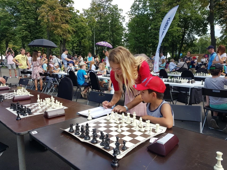 Москва опен шахматы. Шахматный парк. Шахматисты парк Победы. Детский шахматный клуб. День шахмат для детей.