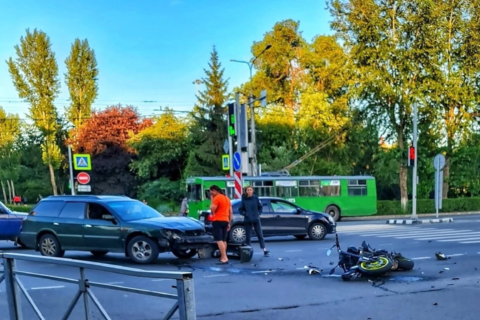 По словам людей, на этом перекрестке ДТП частое явление. Фото: «АСТ-54»