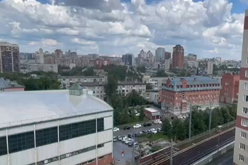 В Новосибирске 19 июля прошел сильный дождь при голубом небе. Фото: стоп-кадр.