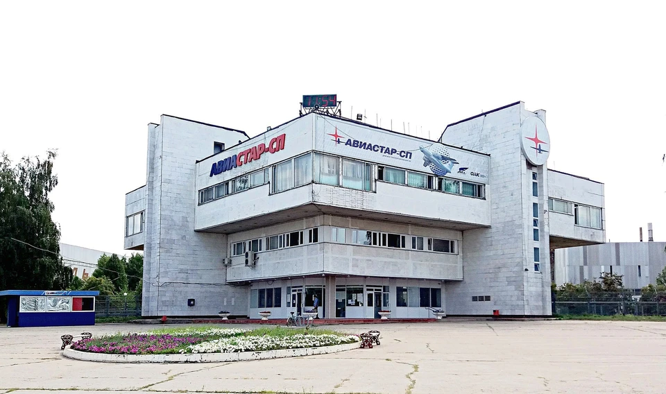 Работник Авиастара умер после падения с высоты