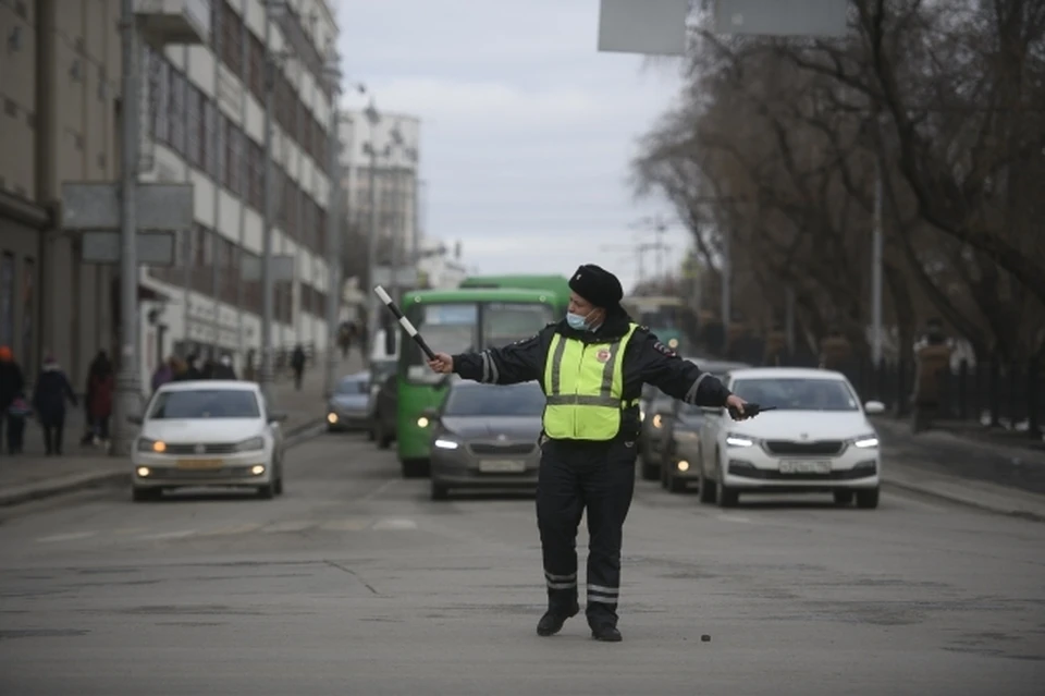 На трассе под Ростовом отечественный автомобиль врезался в дерево.