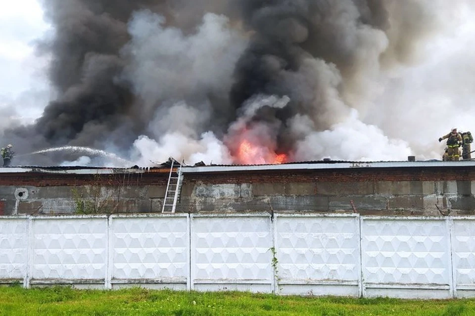 Тушение пожара заняло порядка двух часов. Фото: ГУ МЧС по Чувашии