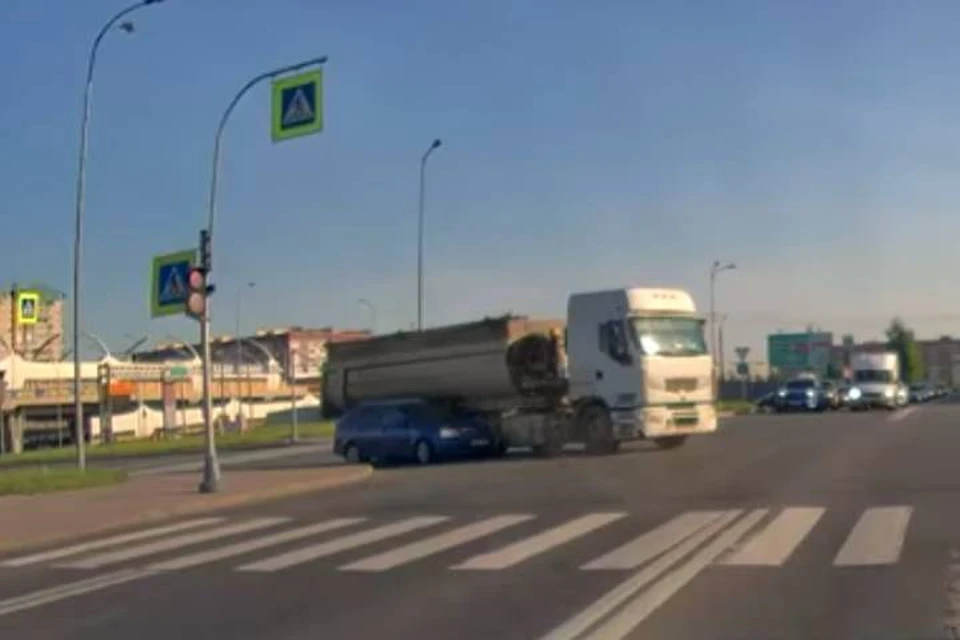 Легковушка влетела под фуру в Приморском районе Петербурга