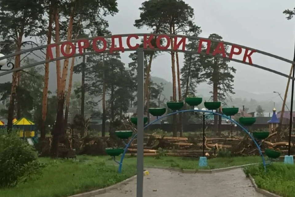 Киренск очищен от упавших из-за урагана 23 июля деревьев.
