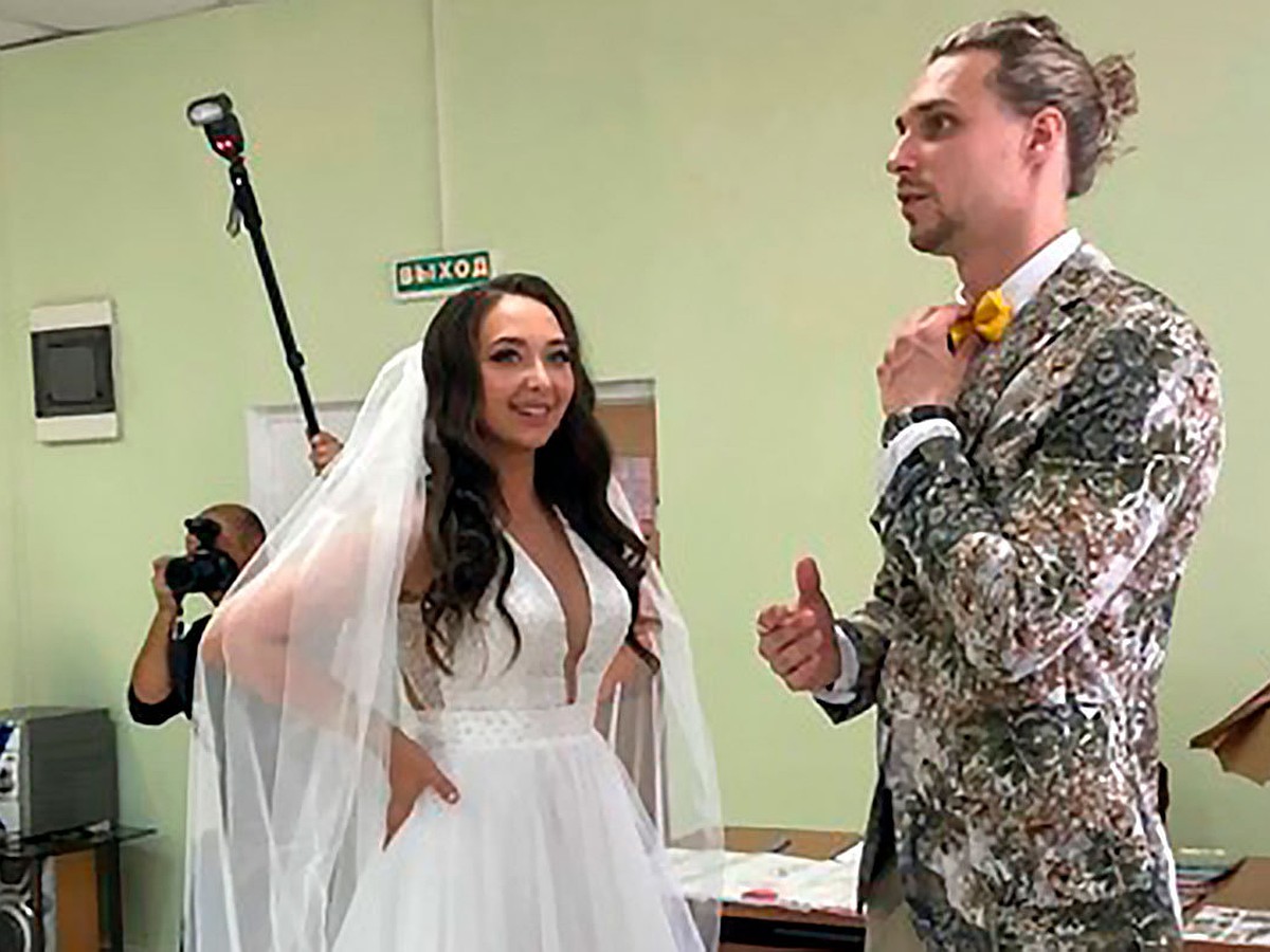 «Нас не пускают в дом»: Виктор Рыбин и Наталья Сенчукова пришли на новоселье к сыну и его невесте