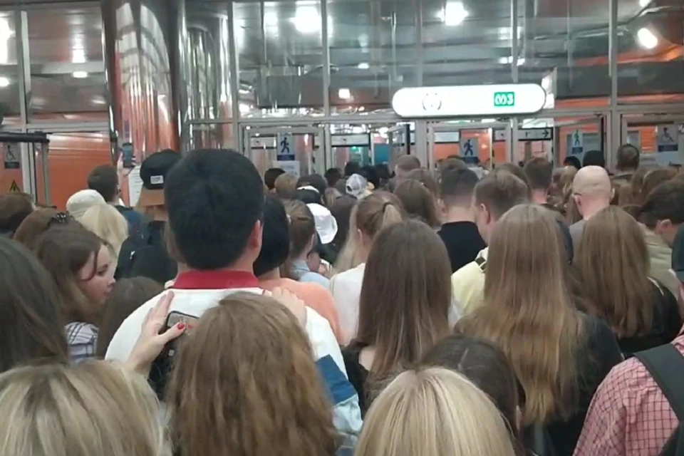В метро выстроилась очередь из сотен петербуржцев
