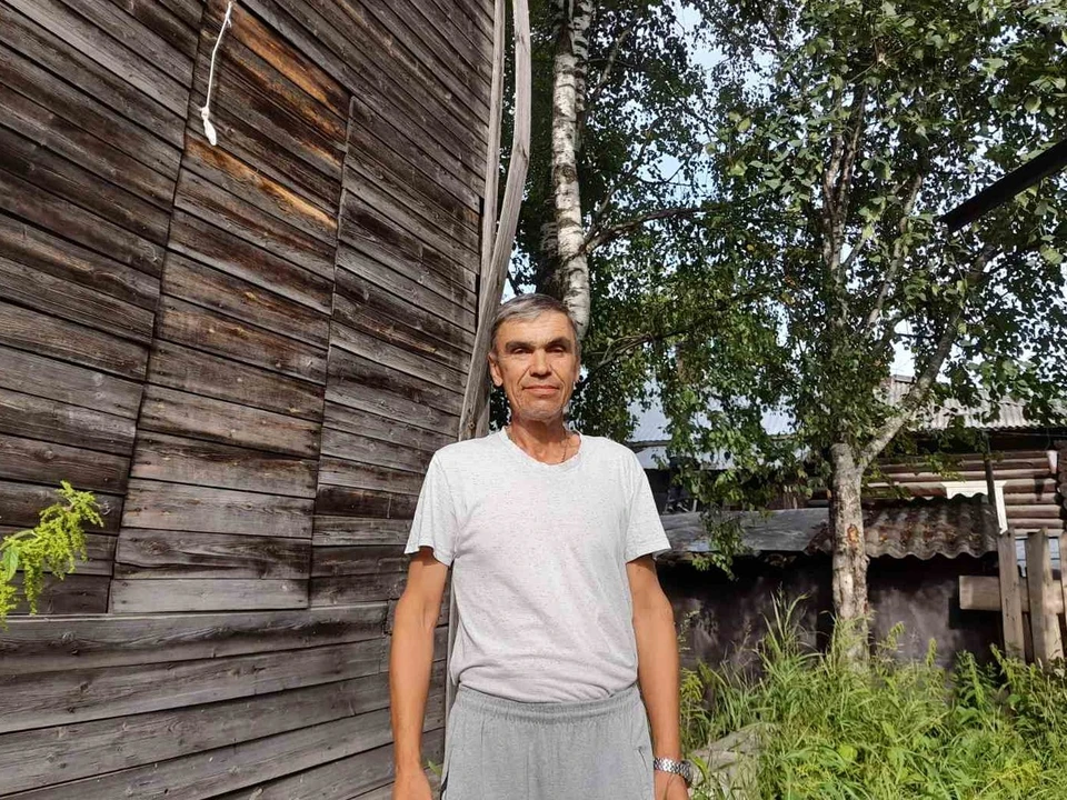 Юрий уже давно хочет жить с семьёй в человеческих условиях. Но в деревяшке по Кирова это невозможно. Фото: личный архив.