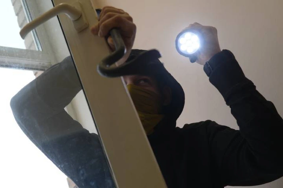 Мужчины причинили пенсионерке ущерб на 7 тысяч рублей.