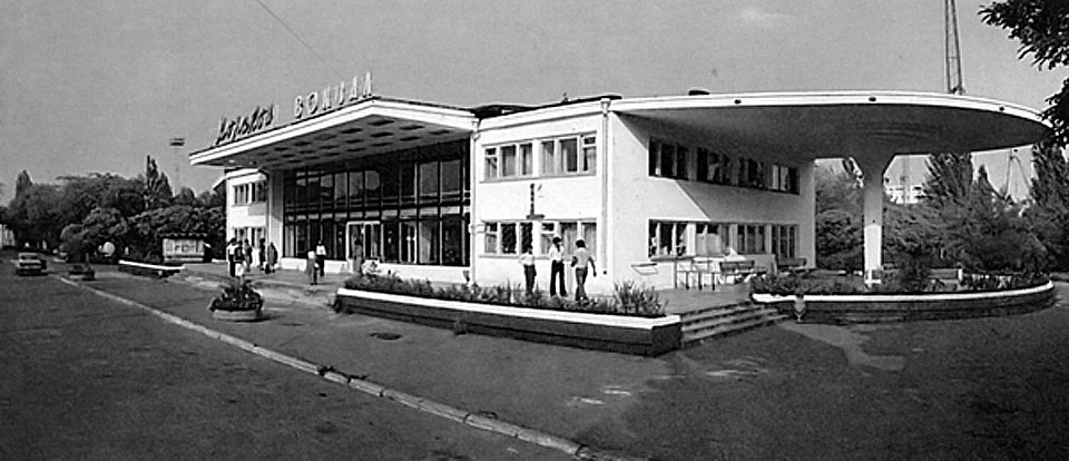 На фото — морвокзал Мариуполя 70-е годы и морвокзал наши дни