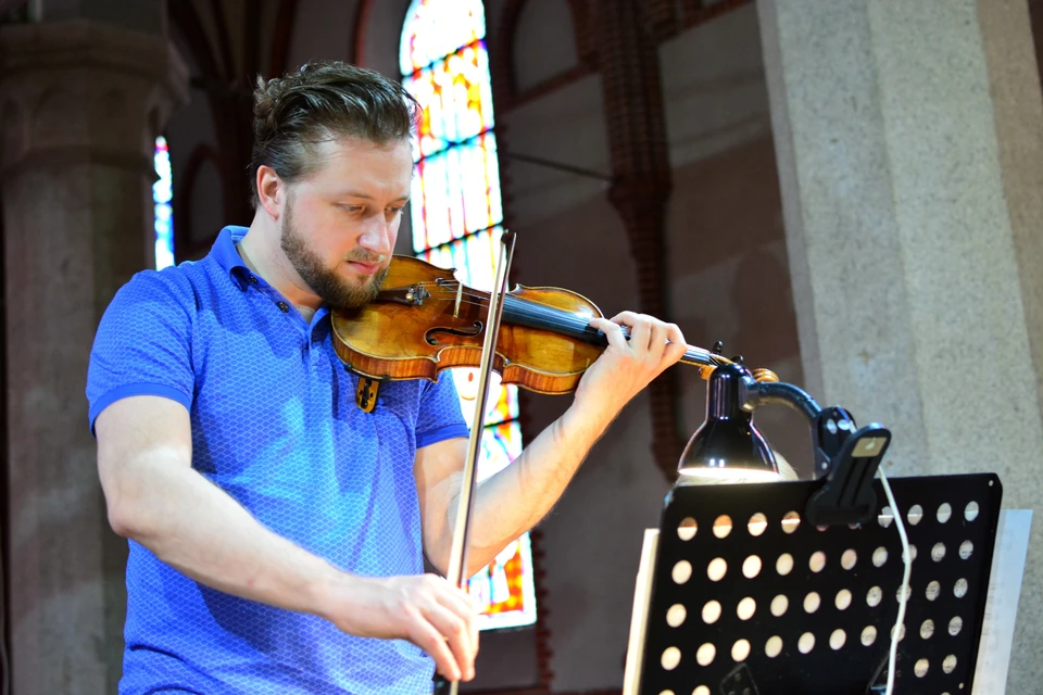 Павел Милюков называет скрипку, которую мы увидим и услышим на концерте, произведением искусства.