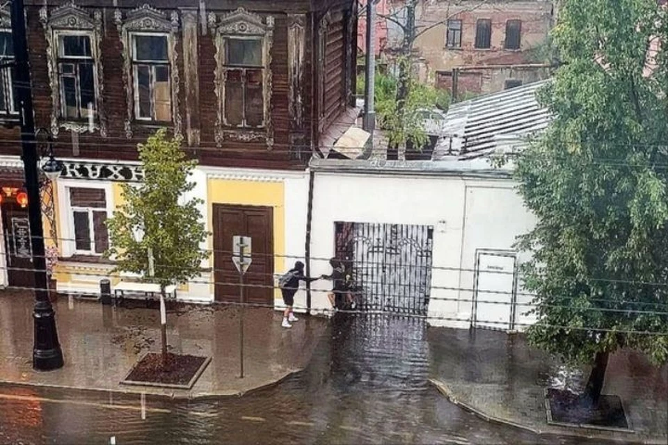Ливневки не справились с потоком воды. ФОТО: страница Дмитрия Рудакова ВКонтакте