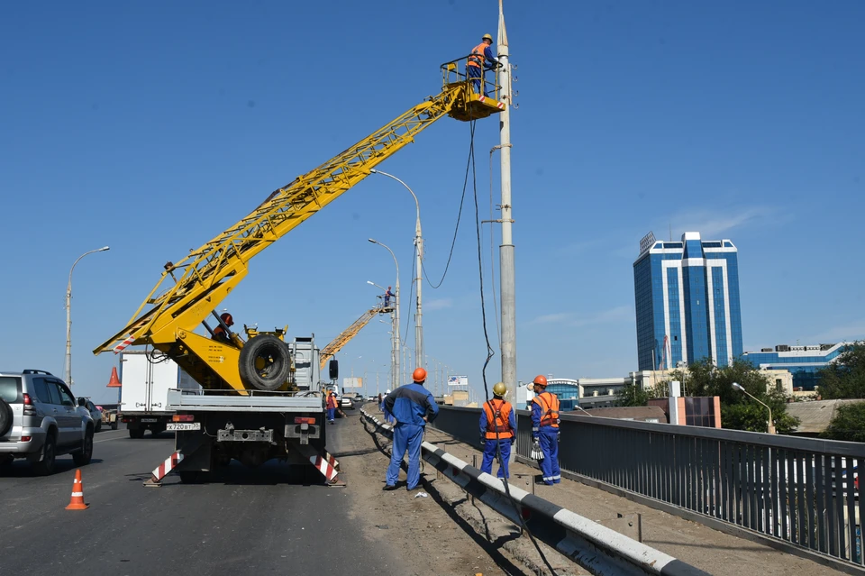 На астраханских мостах ремонтируют освещение
