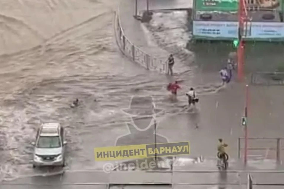 Ребенка понесло вниз по течению. Фото: скриншот с паблика "Инцидент Барнаул"