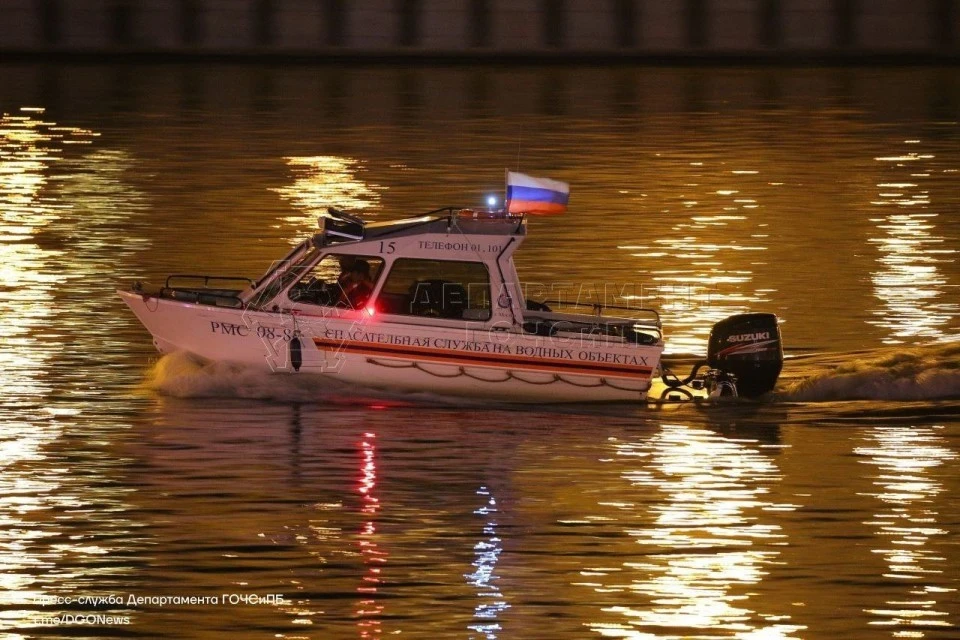 Спасатели не только подняли тонувшего из воды, но и оказали ему первую помощь