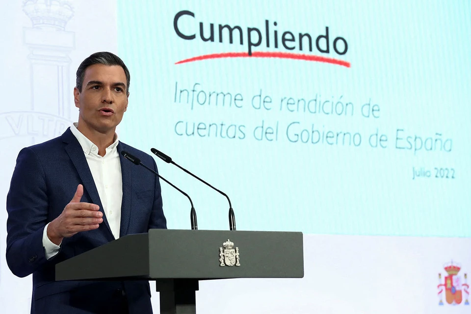 Испанский премьер Педро Санчес призывает ходить без галстуков и таким образом экономить энергию.