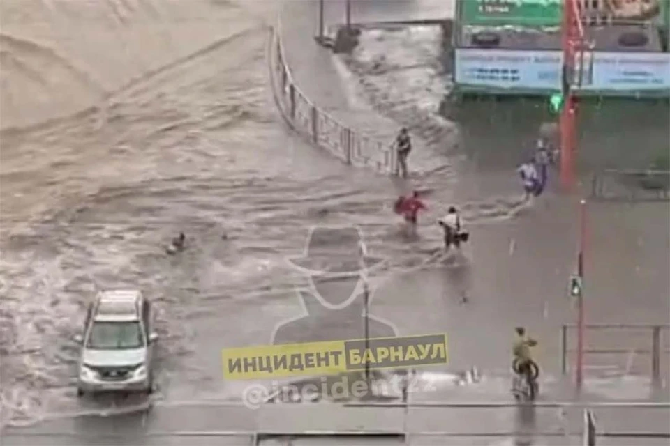 Барнаул дождь. Потоп в Барнауле. Барнаул затопило. Красноярск ливневые дожди. Потоп на Попова.