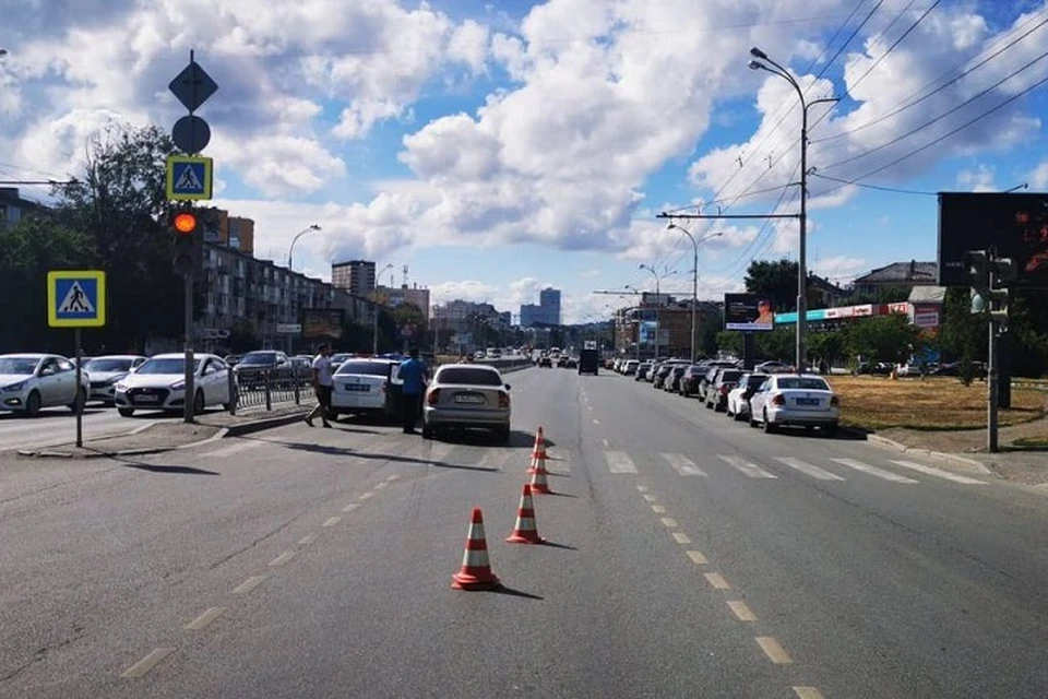Дедушка переходил дорогу по пешеходному переходу Фото: ГИБДД Екатеринбурга