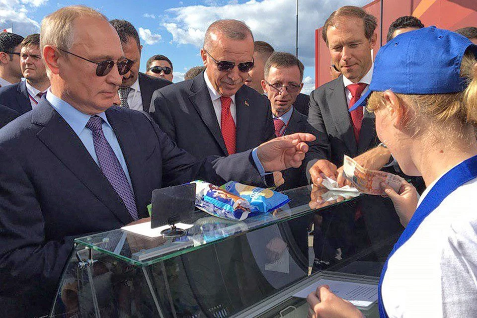 Владимир Путин угощает мороженым президента Турции Эрдогана. Фото Анастасия Савиных/ТАСС.