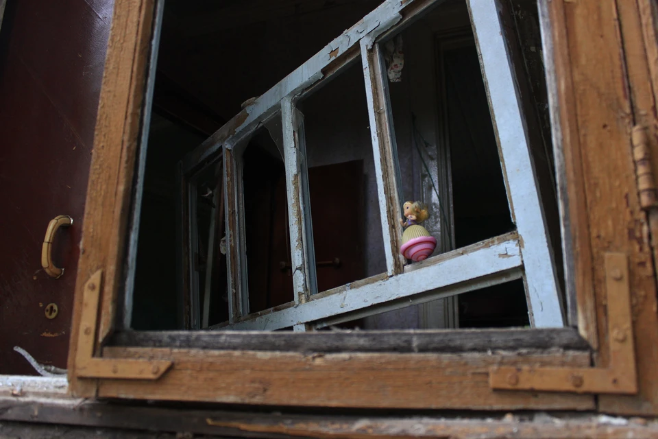 Через окна без стекол можно заглянуть в прошлое обитателей дома