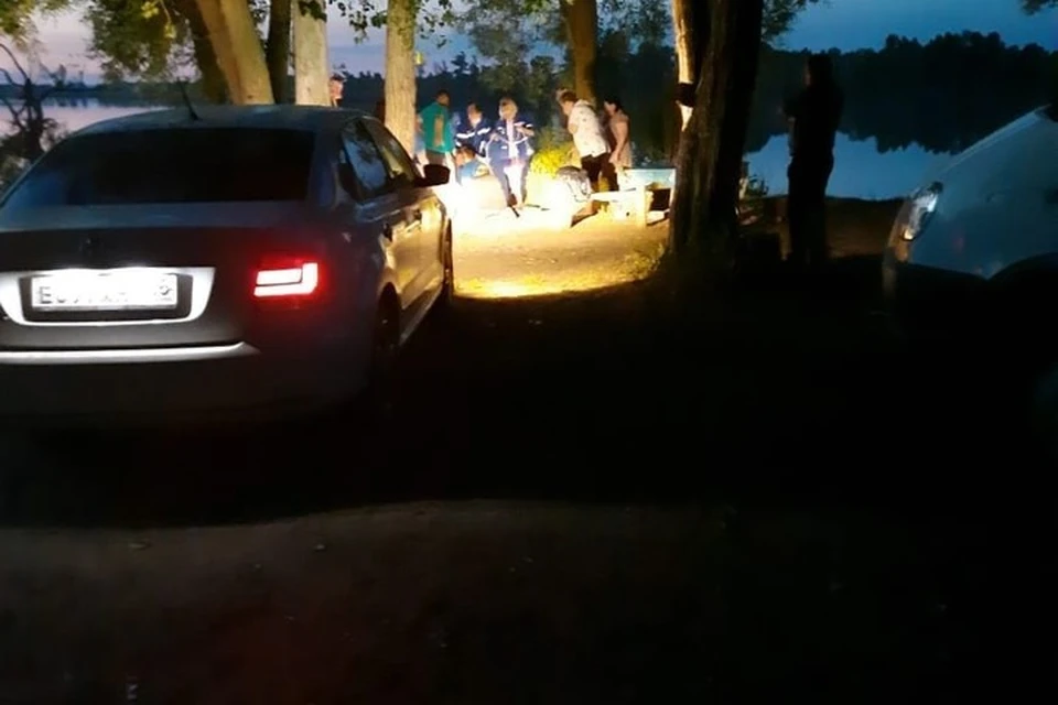 Тело в водоеме заметили прохожие, которые и вызвали на место экстренные службы.
