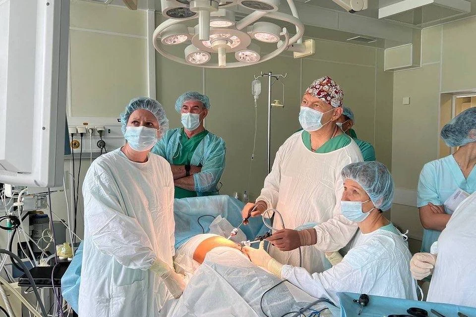 Уникальную операцию провел иркутский хирург Юрий Козлов 10-летней девочке из Уссурийска. Фото: Минздрав Иркутской области.