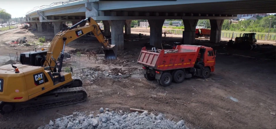 Специалисты расчищают пространство. Фото: скриншот видео