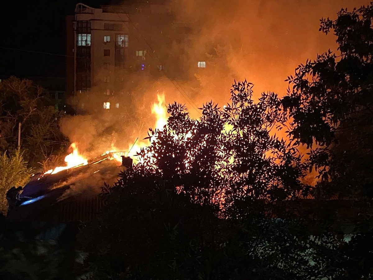 В Оренбурге на пожаре жилого дома на улице Коваленко спасли шесть человек -  KP.RU