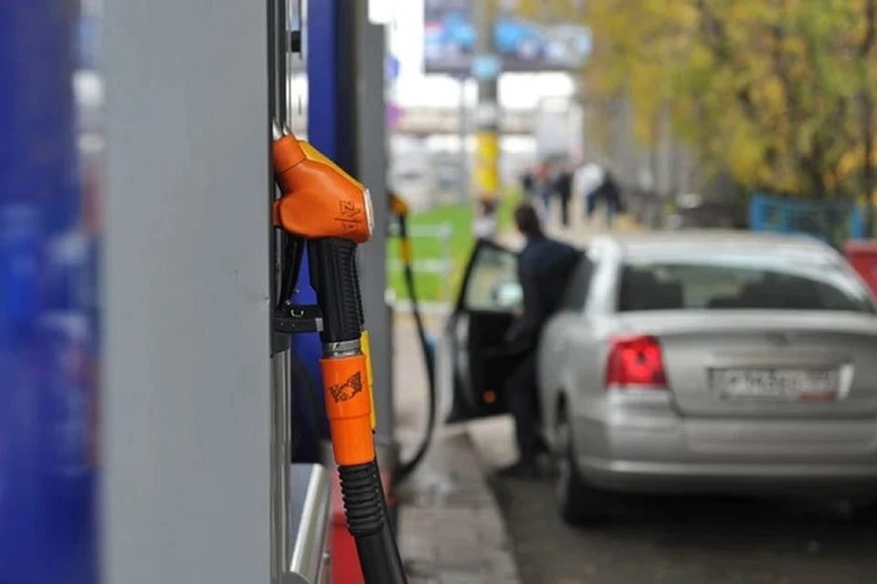 На стоимость бензина влияют множество факторов - от удаленности мест добычи нефти до налогов. Фото: kp.ru